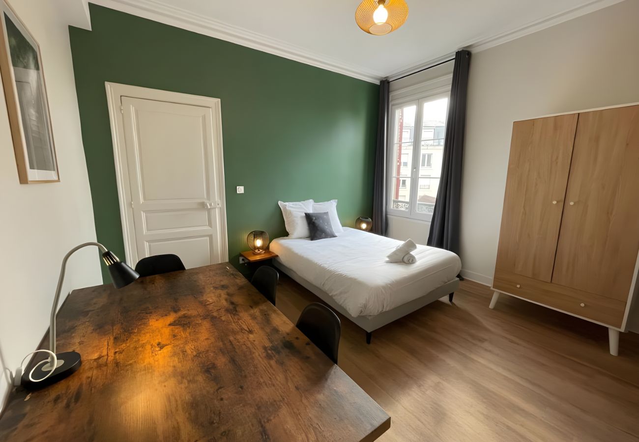 Chambre simple avec lit, armoire, bureau et fenêtre à Au Soleil Levant